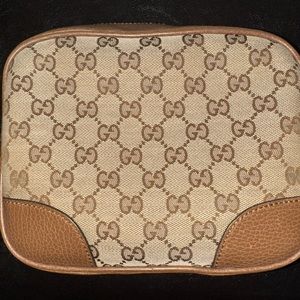 Gucci crossbody for sale! 💕 It’s in very good condition